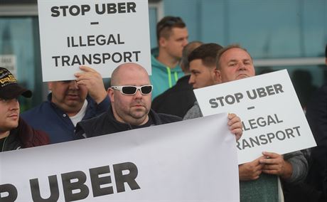 Protest taxik proti ofrm Uber na praskm letiti Vclava Havla (18. z...