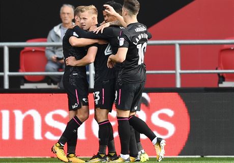 eský útoník Matj Vydra (druhý zleva) v objetí spoluhrá z Derby County...