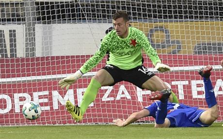 Václav Jemelka z Olomouce pekonává brankáe Slavie Jana Latvku.