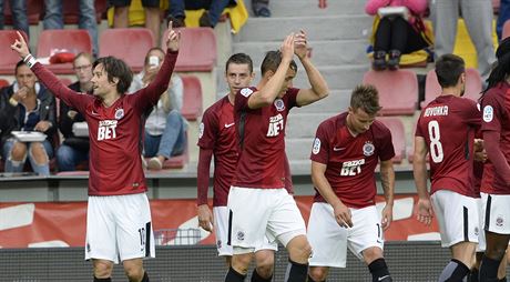 Sparanský záloník Tomá Rosický (zcela vlevo) se raduje se spoluhrái z gólu...