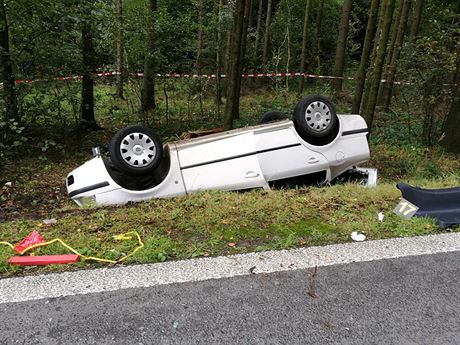 Auto narazilo do stromu pi nehod u Rybné nad Zdobnicí na Rychnovsku (15. 9....