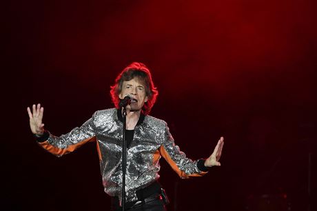 Mick Jagger na loské ásti turné, konkrétn 9. záí 2017 v Hamburku. Jet stále po pódiu nabhá pár kilometr.