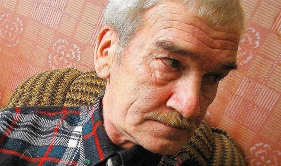 Stanislav Petrov ve svém byt ve Frjazinu nedaleko Moskvy.  Archivní snímek