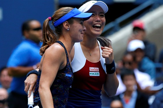 Martina Hingisová (vpedu) s Jung-an chan ovládly tyhru na US Open.