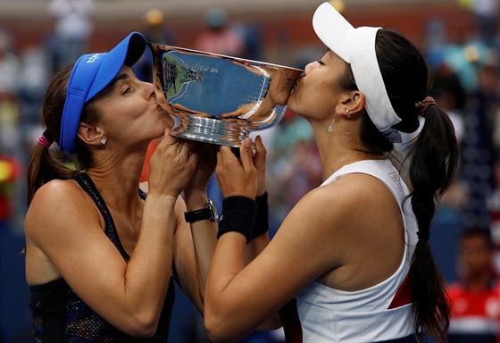 POLIBEK. Martina Hingisová (vlevo) s Jung-an chan ovládly tyhru na US Open.