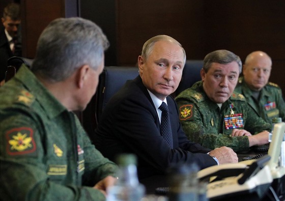 Ruský prezident Vladimir Putin sleduje v Leningradské oblasti na severozápad...