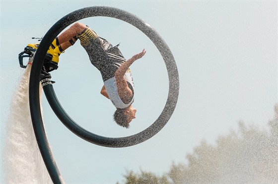 Petr Civín pi mistrovství eské republiky ve flyboardingu.