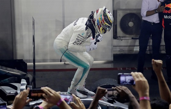 Lewis Hamilton z Mercedesu oslavuje vítzství ve Velké cen Singapuru formule 1.