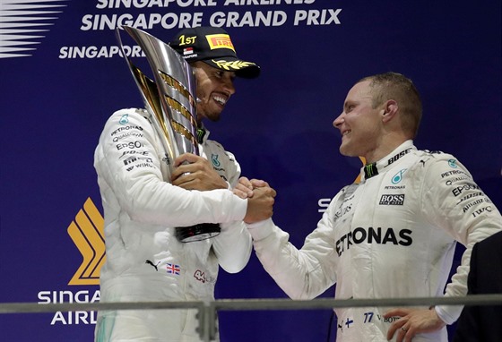 Lewis Hamilton z Mercedesu slaví vítzství ve Velké cen Singapuru formule 1 se...