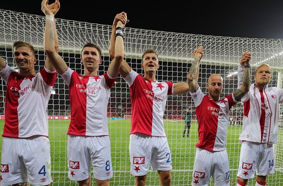 Hrái Slavie slaví vítzství v derby proti Spart.