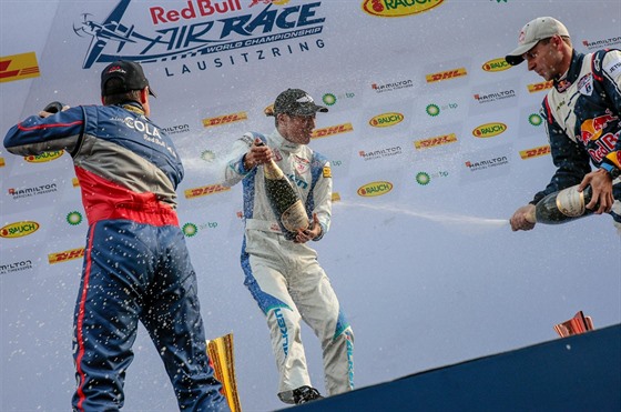 Pilot Martin onka (vpravo) oslavuje tetí místo v závodu Red Bull Air Race v...