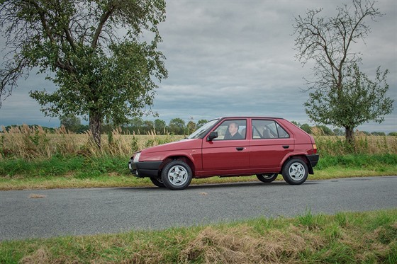 První kodovácké auto s pedním náhonem, koda Favorit, se letos prvního ledna stalo pravým veteránem. Tedy alespo prvních dv st kus, které z montání linky sjely v roce 1987.