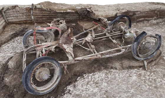 Torzo MG J2, které nalezli archeologové v oblasti Larkhill.
