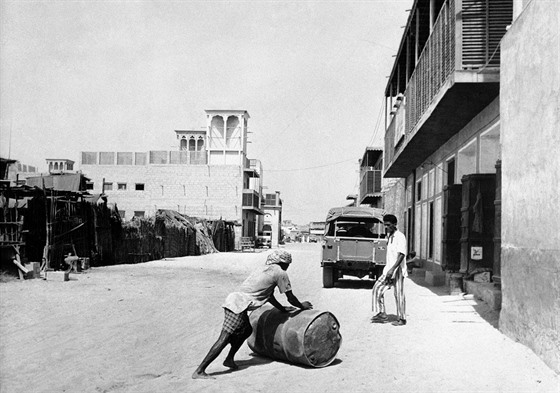 Barely ropy zkrátka k Dubaji patí. Snímek byl poízen 4. srpna 1961.