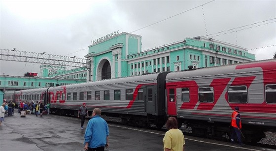 Nádraí v Novosibirsku a typický vlak Transsibiské magistrály.