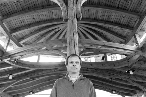 Architekt Old�ich Hozman v zahradní restauraci Babi��ina zahrada v Pr�honicích.