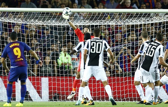 Branká Juventusu Gianluigi Buffon vytáhl nad bevno nebezpenou stelu Luise...