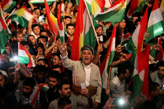 V iráckém Erbílu se seli Kurdové, aby dali najevo svou podporu referendu o...