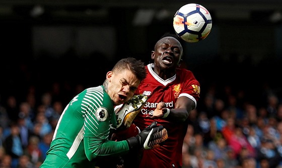 Branká Ederson Moares z Manchesteru City (vlevo) a liverpoolský útoník Sadio...