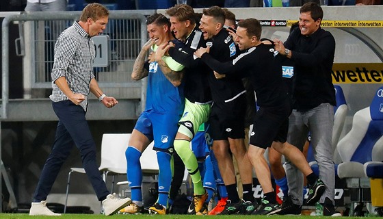 Julian Nagelsmann (vlevo), trenér Hoffenheimu, se raduje bhem zápasu s...
