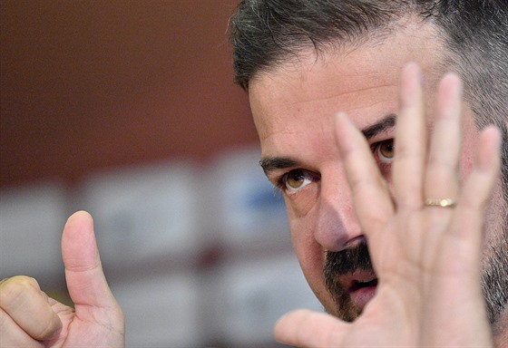 Sparanský trenér Andrea Stramaccioni gestikuluje na tiskové konferenci ped...