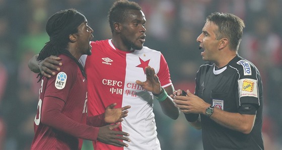 Roz�ílený spar�an Costa (vlevo) spílá sudímu Janu Jílkovi b�hem derby. Costu se...