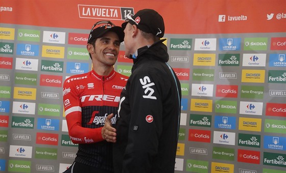Chris Froome gratuluje Albertu Contadorovi k vítzství v etap na Angliru....