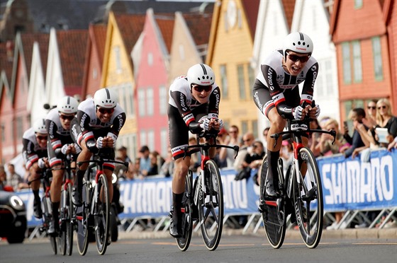 ZA TRIUMFEM. Nizozemská stáj Sunweb na trati týmové asovky na mistrovství...