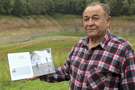 Frantiek auer z Korouhvice ukazuje fotografii mlýna, který patil jeho...