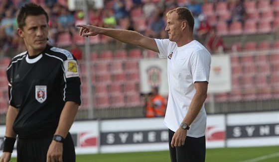 Trenér Richard Dostálek diriguje fotbalisty Brna.