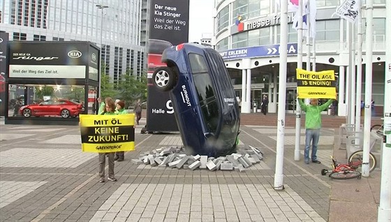 Na autosalonu ve Frankfurtu nad Mohanem se objevili aktivisté z Greenpeace