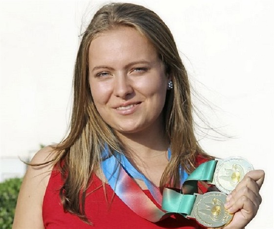 Nadějná střelkyně Sára Karasová se zlatými medailemi, které vybojovala na...