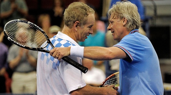 Björn Borg (vpravo) a John McEnroe se potkávali i na veteránských turnajích.