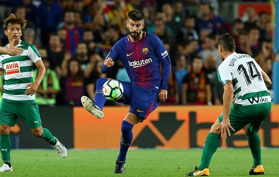 Barcelonský Gerard Pique se chystá obehrát Daniho Garciu z Eibaru.