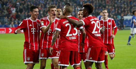Fotbalisté Bayernu Mnichov se radují z gólu  Artura Vidala.
