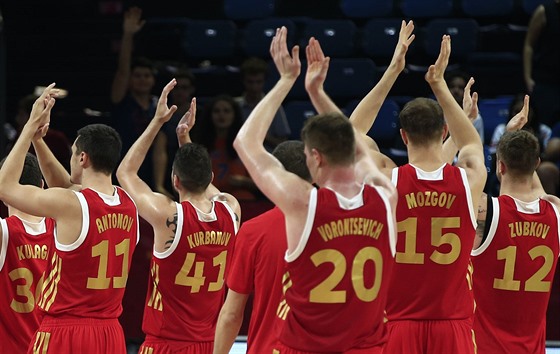 Ruští basketbalisté oslavují postup do evropského čtvrtfinále.