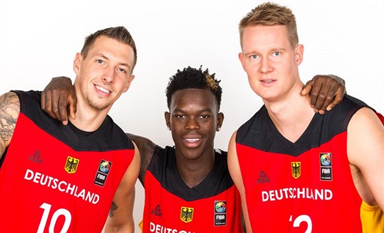 Daniel Theis, Dennis Schröder a Robin Benzing (zleva), ti písady do úspného...