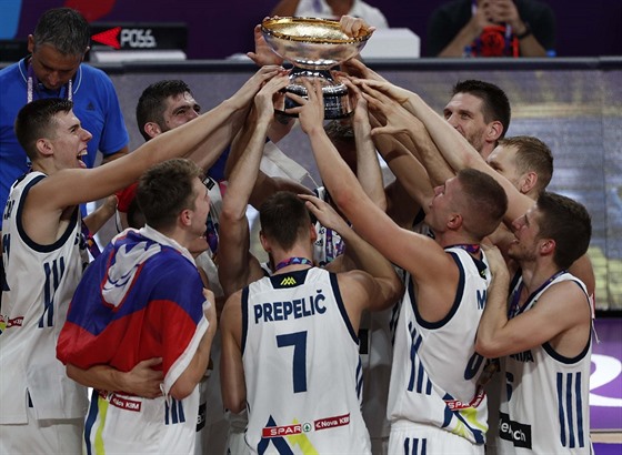 Slovintí basketbalisté slaví s pohárem pro mistry Evropy.