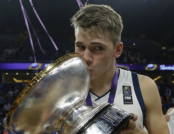 Slovinský basketbalista Luka Doni s pohárem pro evropské ampiony.