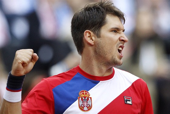 Srbský tenista Dušan Lajovič se raduje během semifinále Davis Cupu.