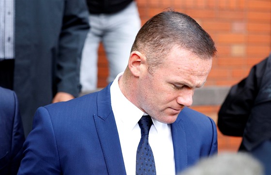 Wayne Rooney opoutí budovu soudu.