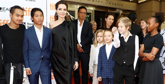 Angelina Jolie a její děti Maddox, Pax, Vivienne, Knox, Shiloh a Zahara...