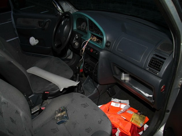 Zlodj vykrádal auta zaparkovaná v chebských ulicích.