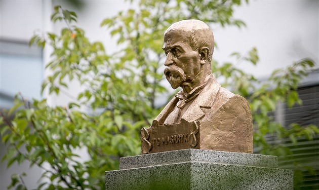 Busta T. G. Masaryka se vrátila před školu v Novém Vrátě.