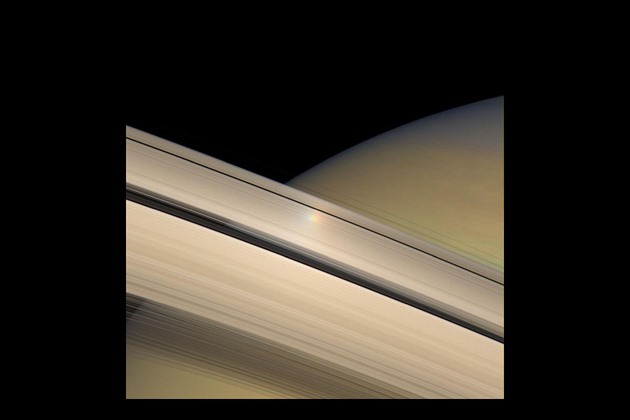 Saturn je Henryk Lahola mezi planetami. Má 274 měsíců, 128 z nich je nových