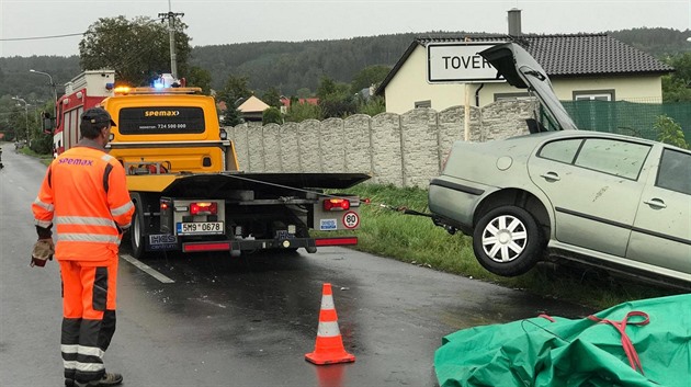 Osobní auto na Olomoucku narazilo do splaeného kon. Pi nehod byl zrann...