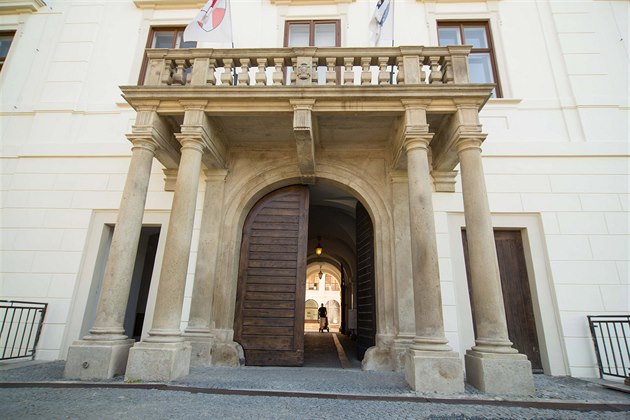 Vstupní portál holeovského zámku.