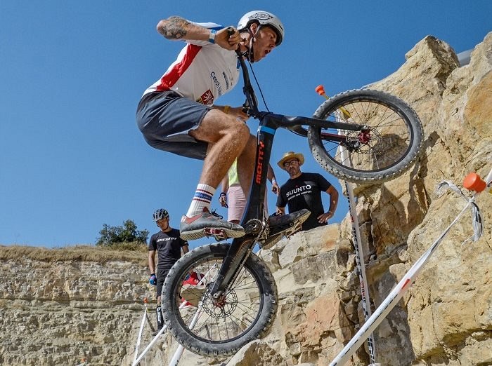 Václav Kolá� vybojoval v Katalánsku �tvrtý titul biketrialového mistra sv�ta v kategorii elite, svým soupe��m nedal �anci.