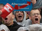 Stoupenci AfD bouí na mítinku Angely Merkelové v saském Torgau (6. záí 2017)