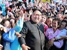 Severokorejský diktátor Kim ong-un v zajetí nadeného davu v Pchjongajngu (12....